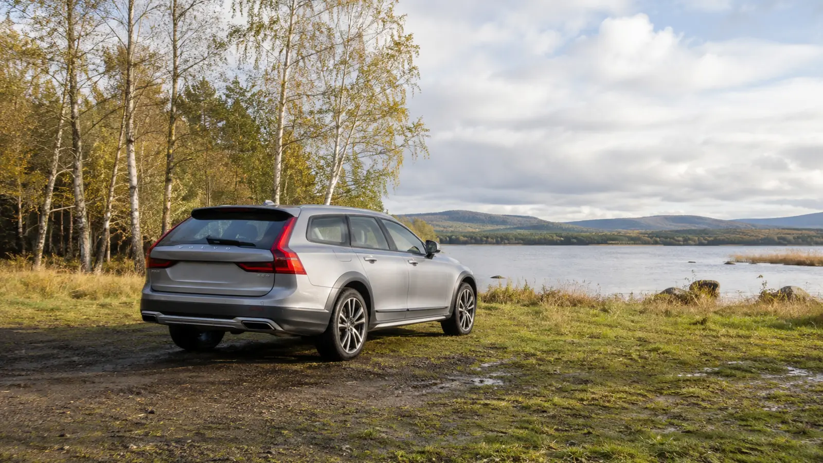 АВТО 1000056 серебристый Volvo V90 Cross Country у озера