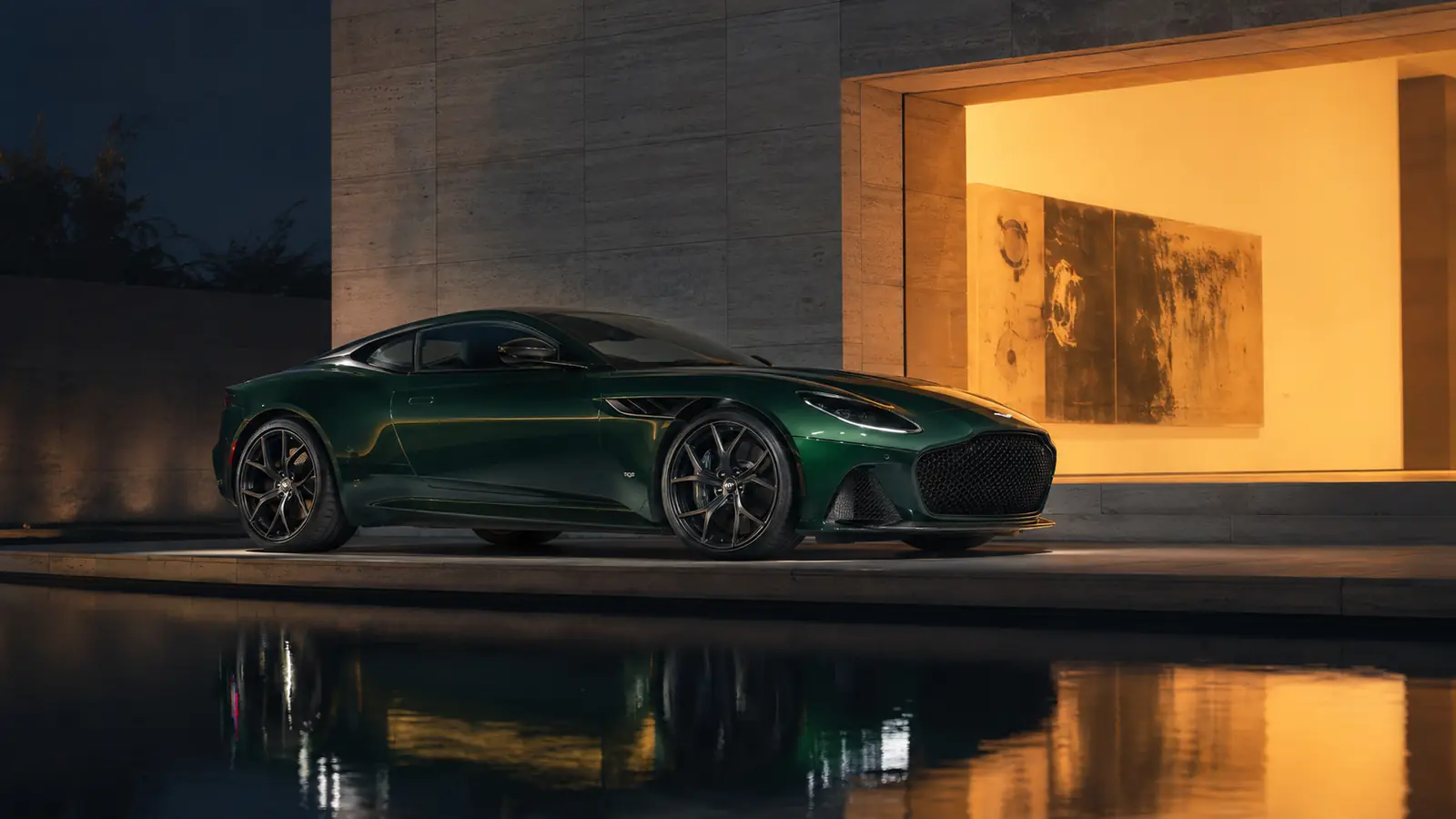 АВТО 1002020 зелёный Aston Martin DBS у музея современного искусства
