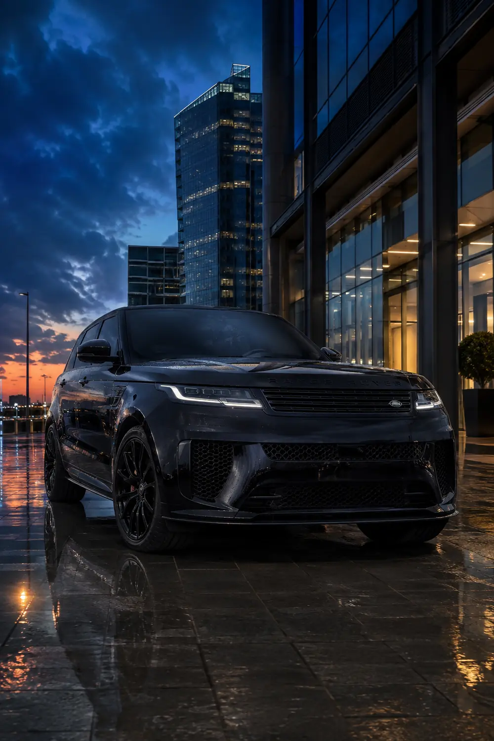 АВТО 1003792 прокаченный чёрный Range Rover Sport в сумеречном Дубае