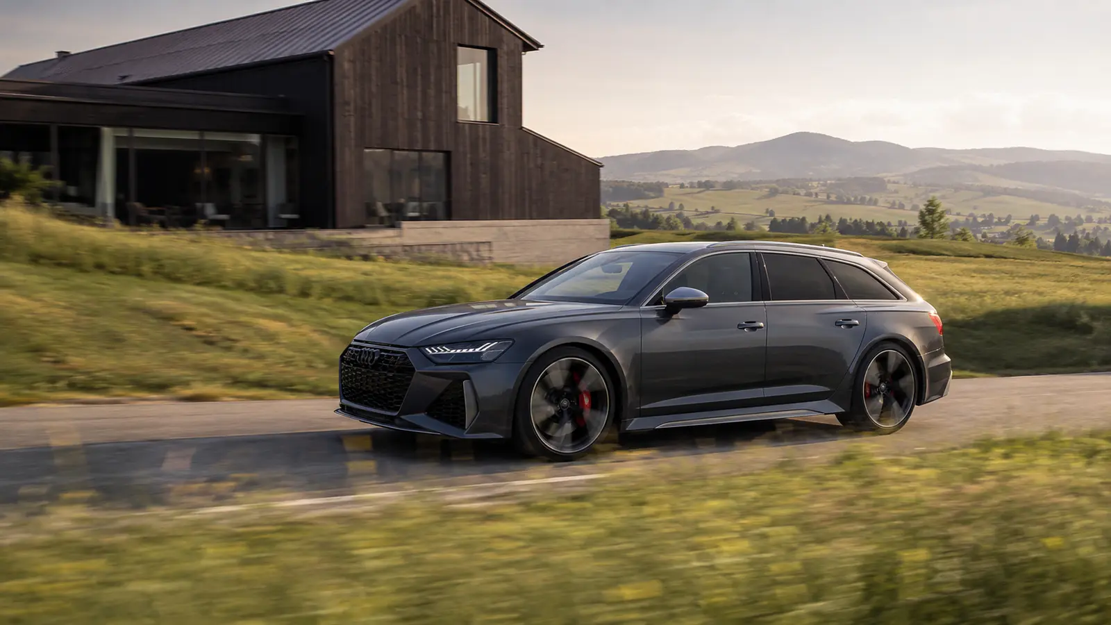 АВТО 1001976 графитовый Audi RS6 Avant у загородного дома
