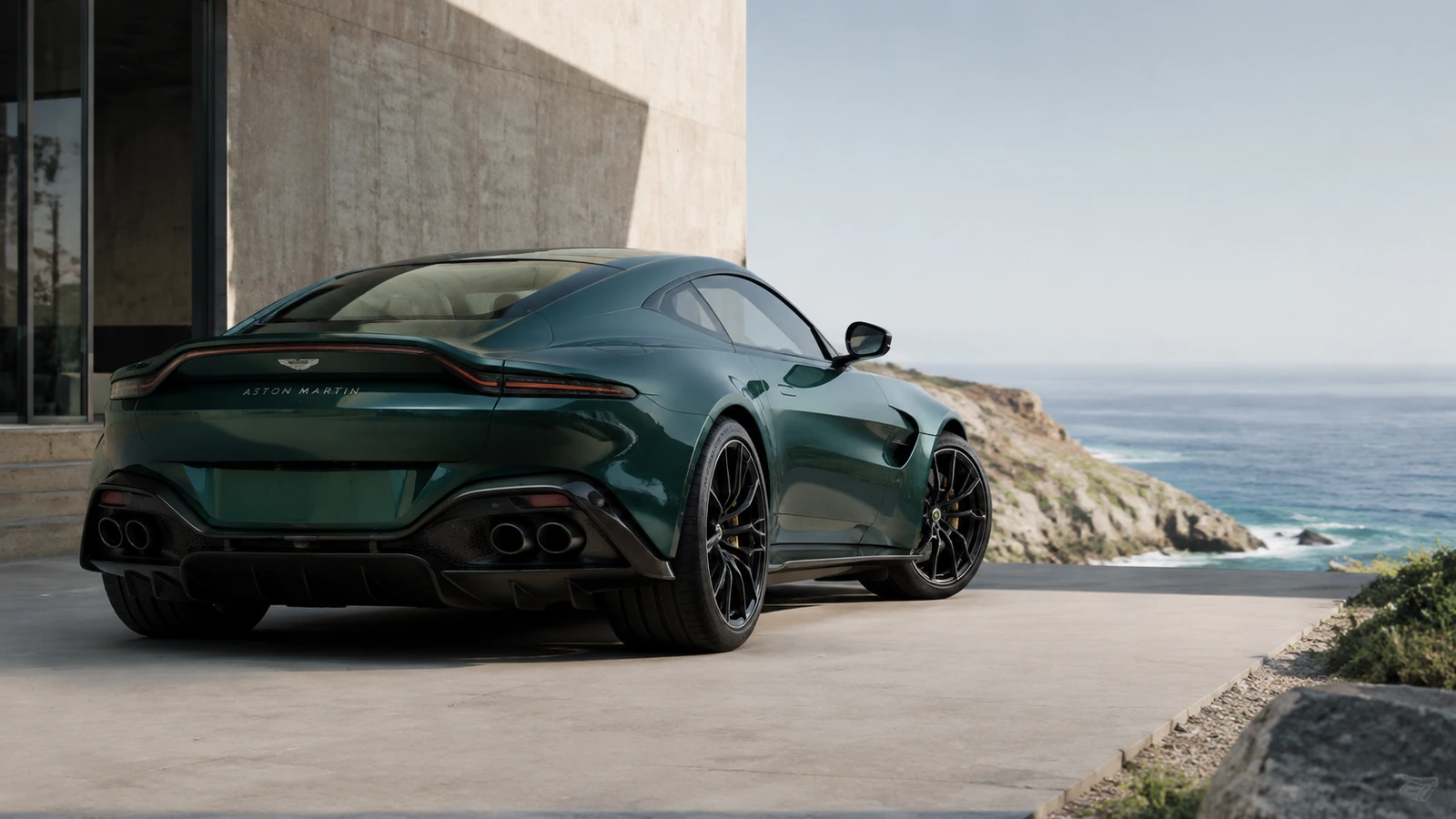 АВТО 1000792 зелёный Aston Martin Vantage у дома над морем