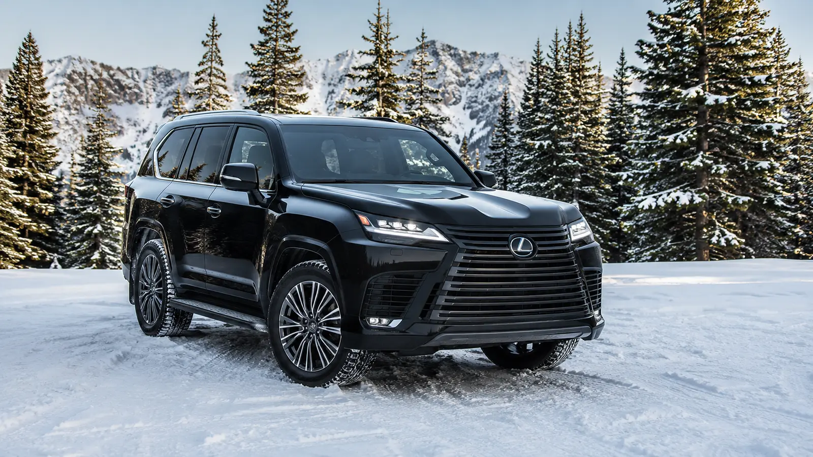 АВТО 1000809 чёрный Lexus LX в зимнем хвойном лесу