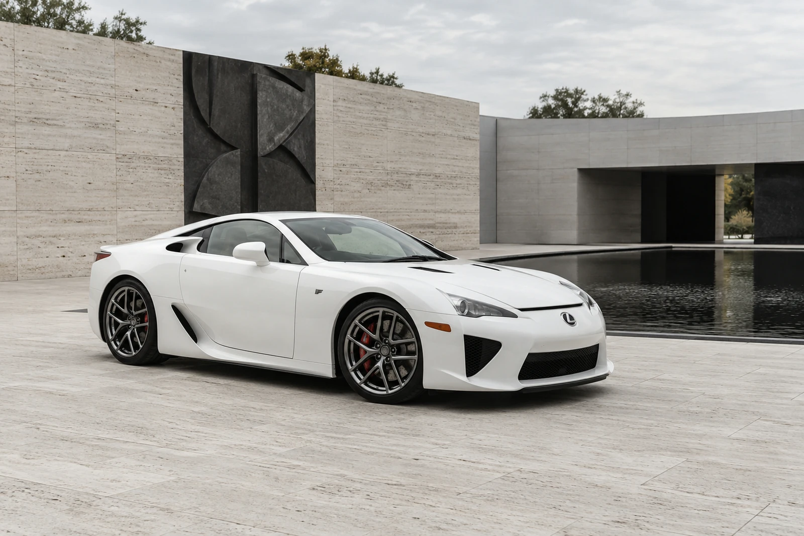 АВТО 1007530 белый Lexus LFA в минималистичном дворе галереи