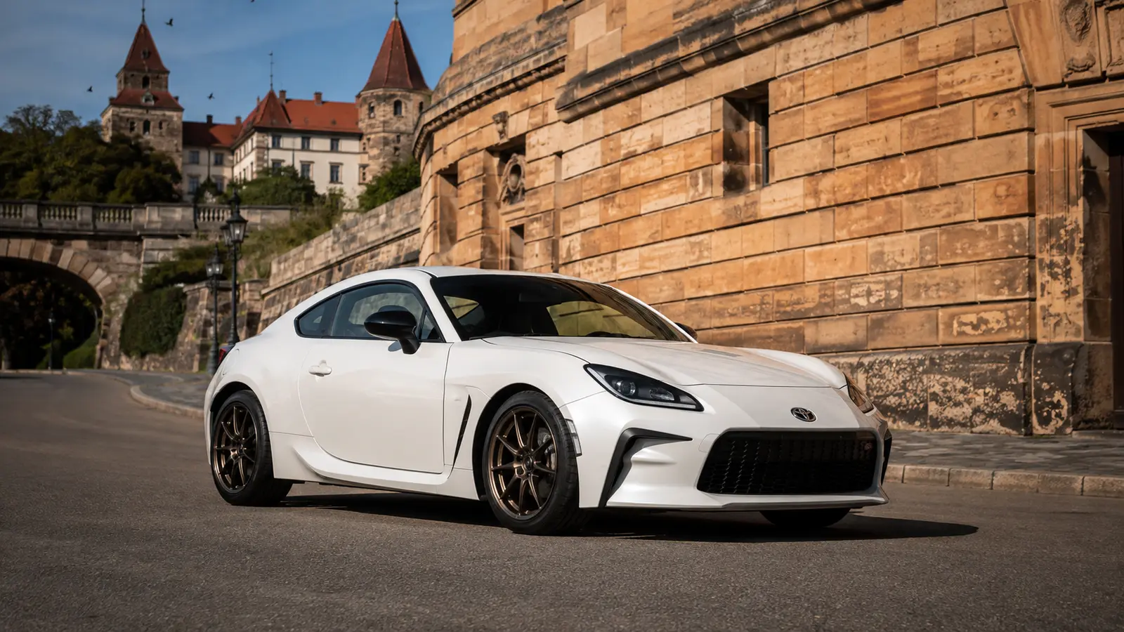 АВТО 1000565 белый Toyota GR86 у старого города