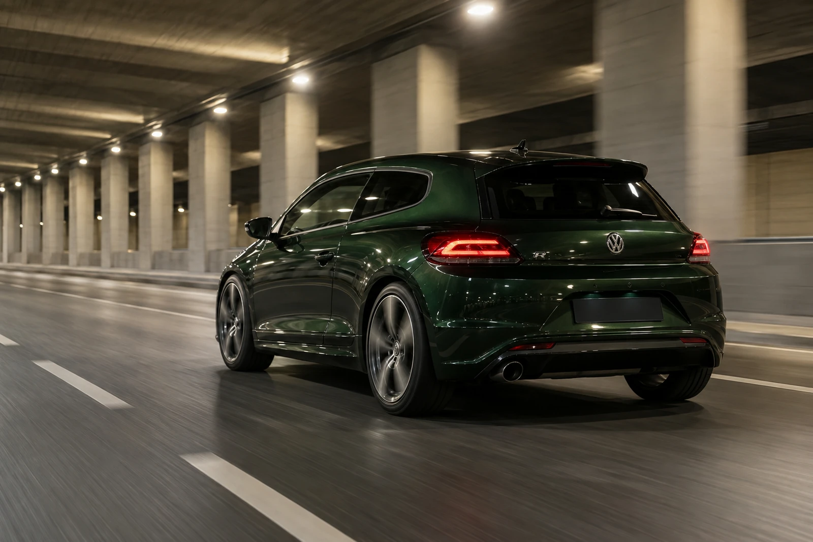 АВТО 1007578 зелёный Volkswagen Scirocco под ночной эстакадой