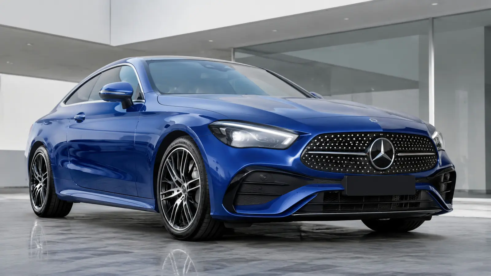 АВТО 1003090 синий Mercedes-Benz CLE крупный низкий ракурс у минималистичного шоурума