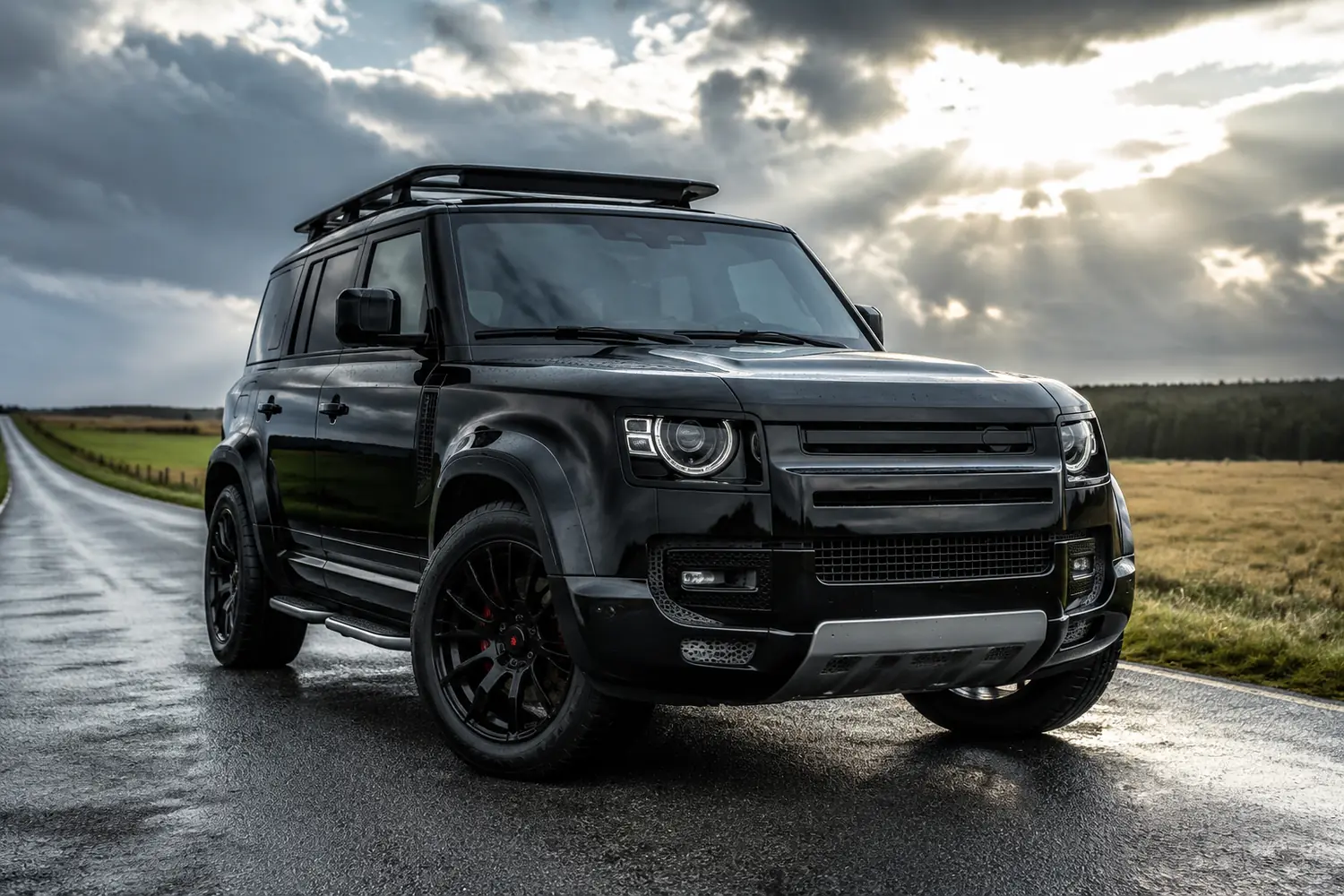 АВТО 1003774 прокаченный чёрный Land Rover Defender на ветреной дороге