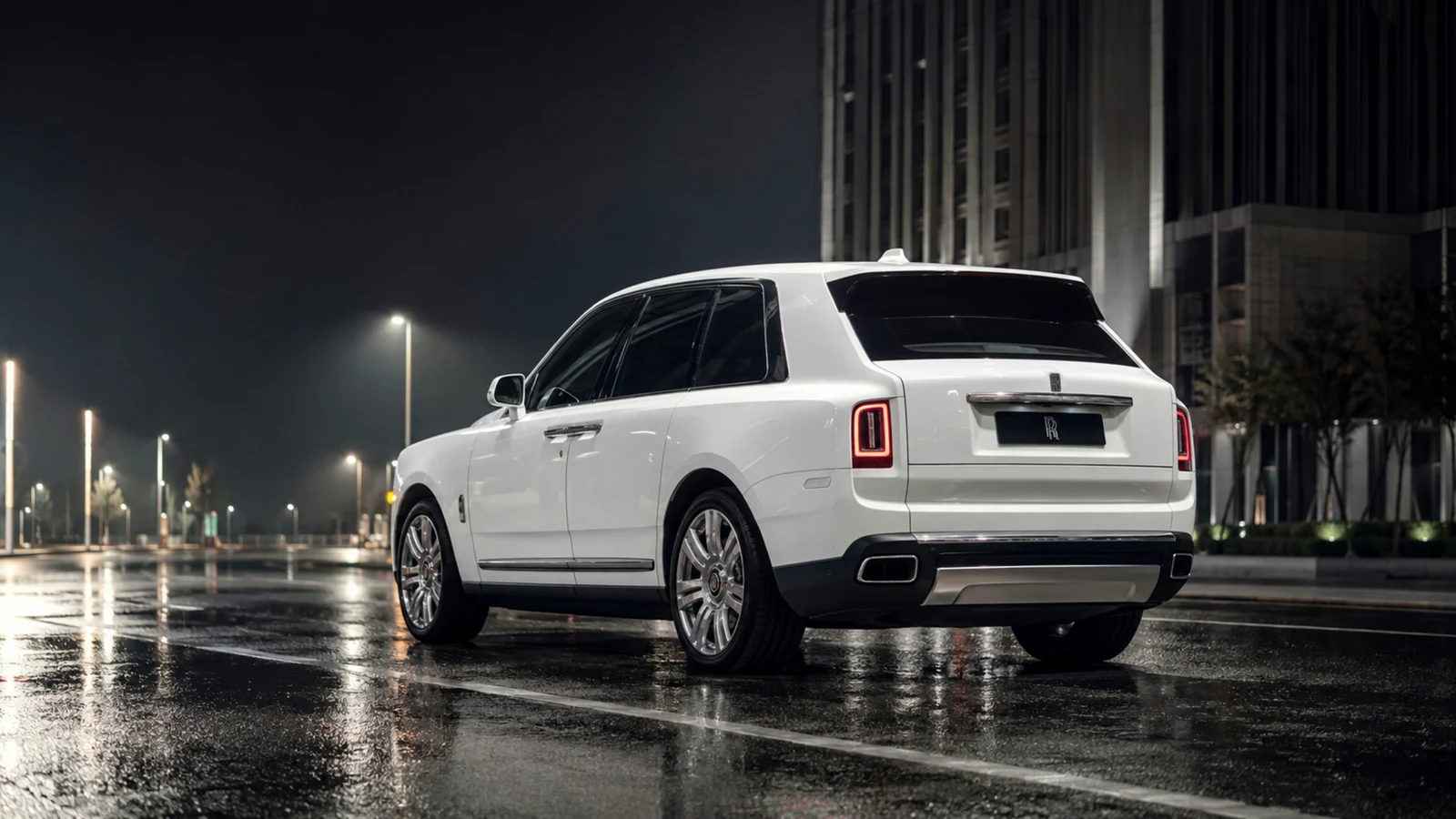 АВТО 1003228 жемчужно-белый Rolls-Royce Cullinan целиком премиальный кадр