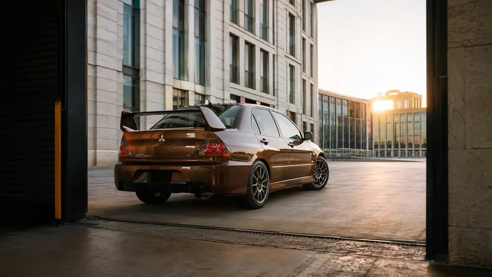 АВТО 1003313 бронзовый Mitsubishi Lancer Evolution IX крупно через пустой дверной проём