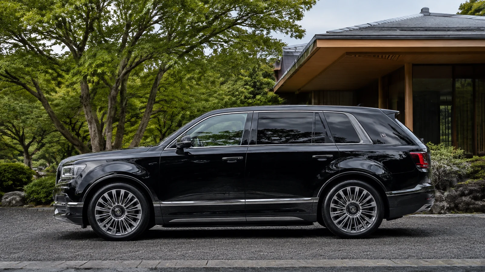 АВТО 1001228 чёрный Toyota Century SUV у японского сада