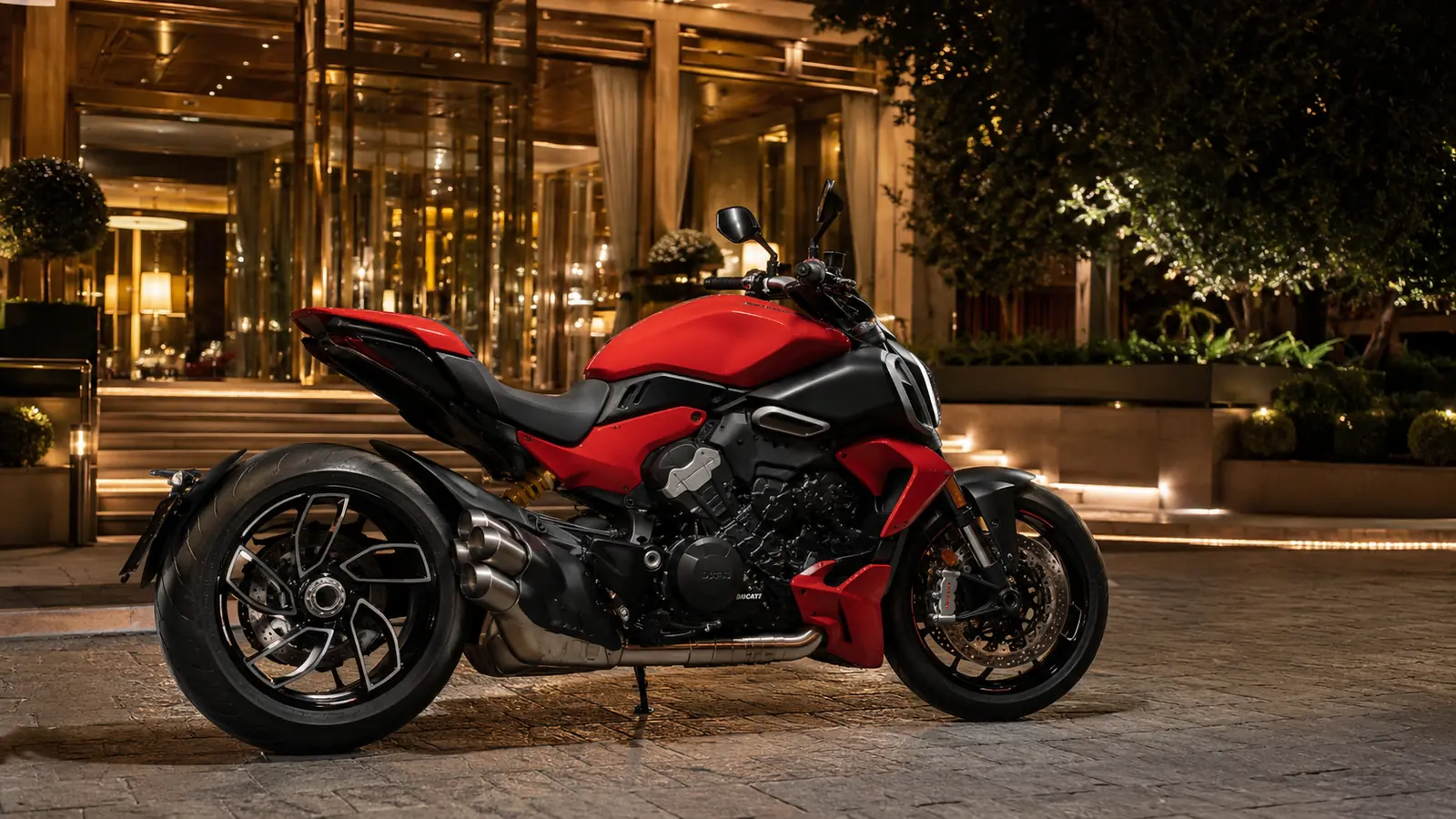 АВТО 1002328 красный Ducati Diavel V4 крупно у ночного отеля