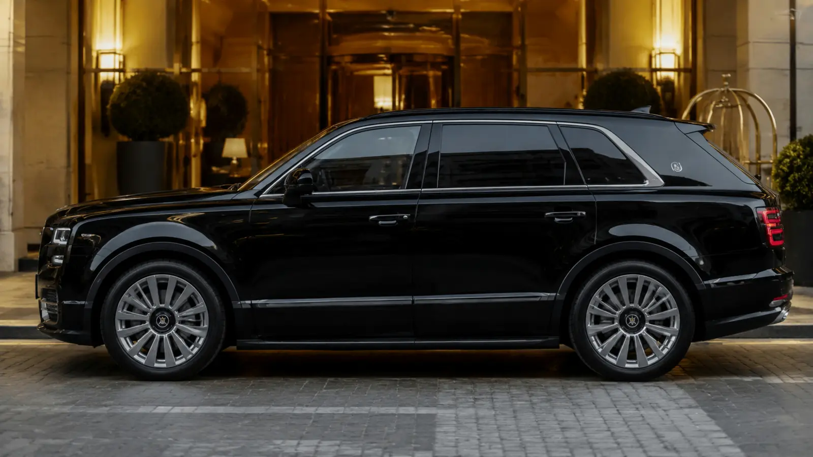 АВТО 1002916 чёрный Toyota Century SUV крупно у премиального отеля