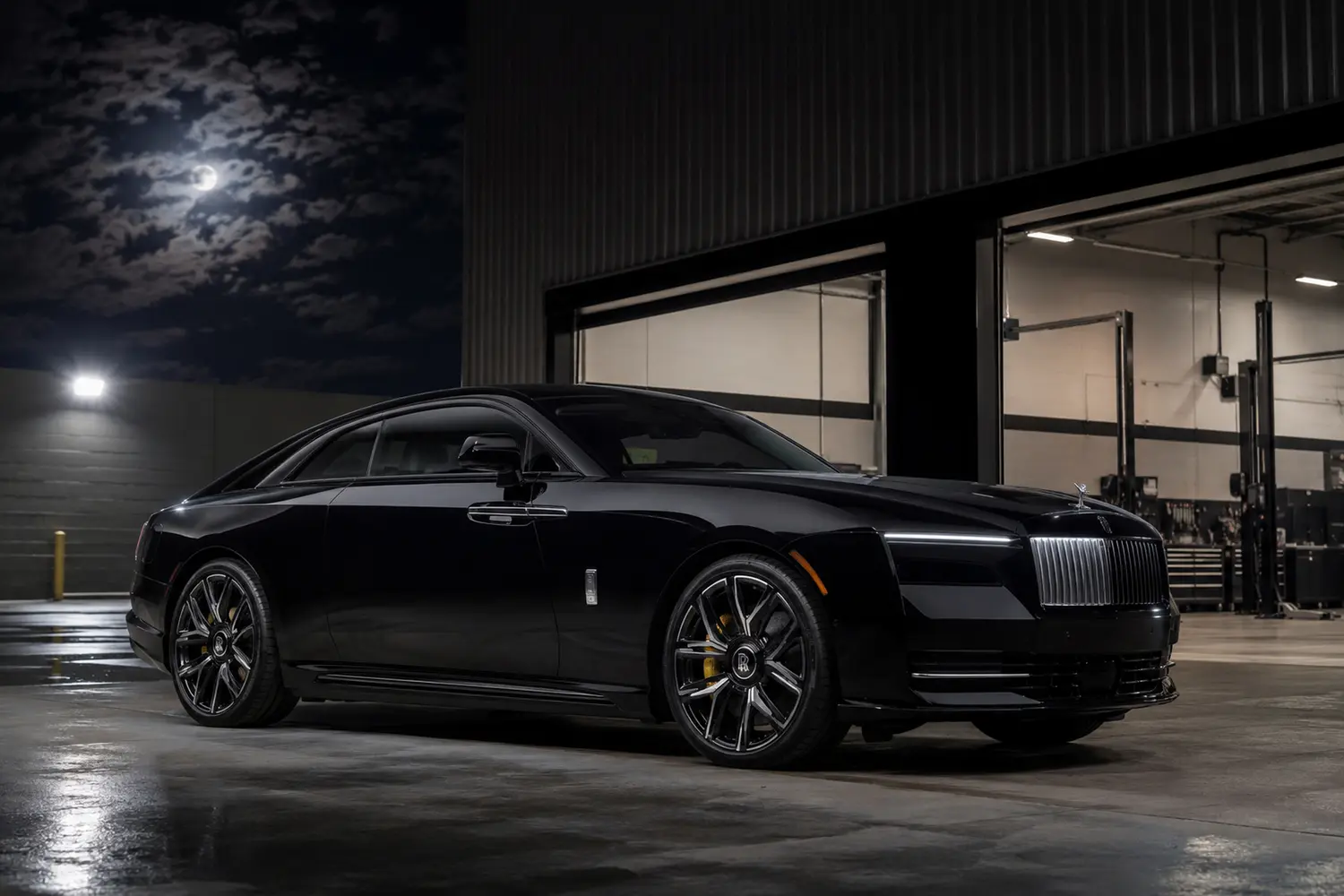 АВТО 1003726 чёрный Rolls-Royce Spectre в современной тюнинг-мастерской