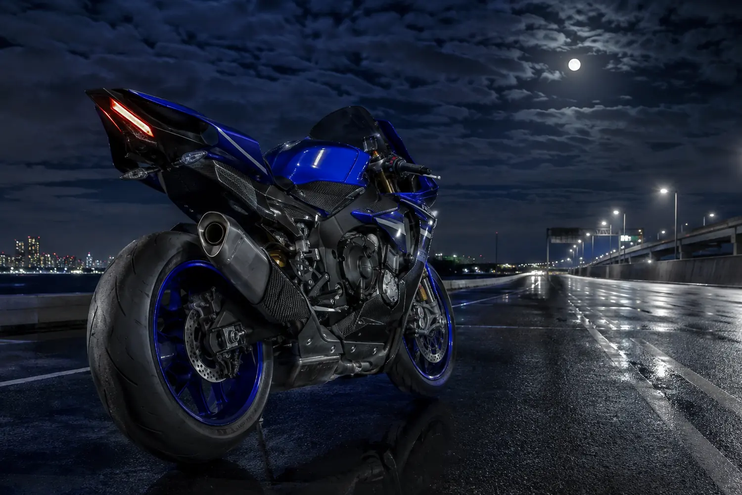АВТО 1003833 синяя Yamaha R1M на лунной ночной трассе