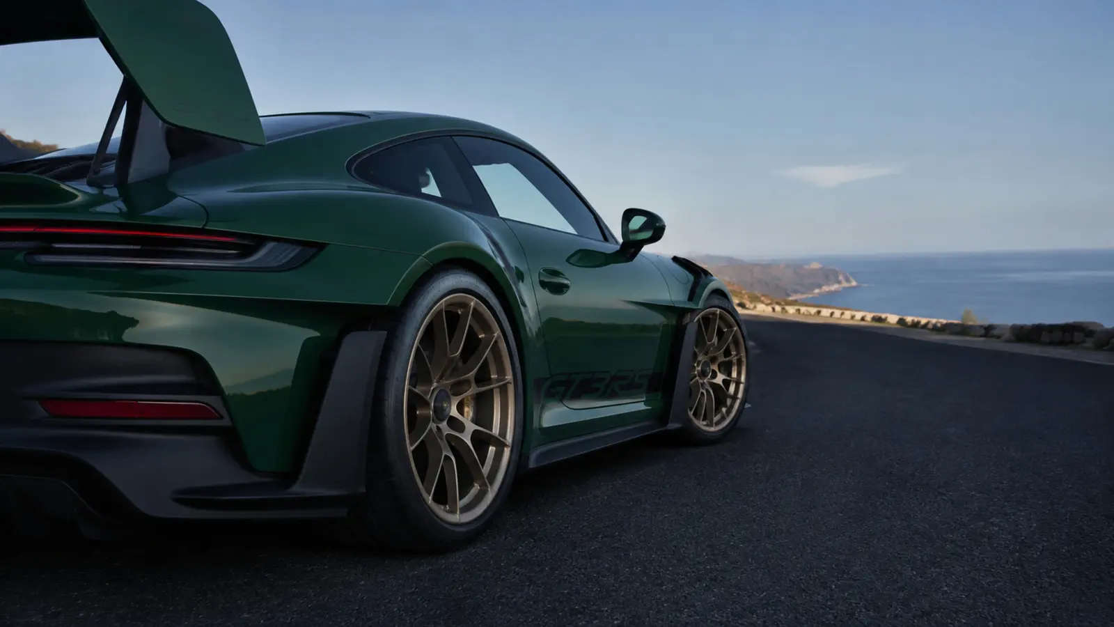 АВТО 1003253 изумрудный Porsche 911 GT3 RS крупно заднее колесо и линия борта