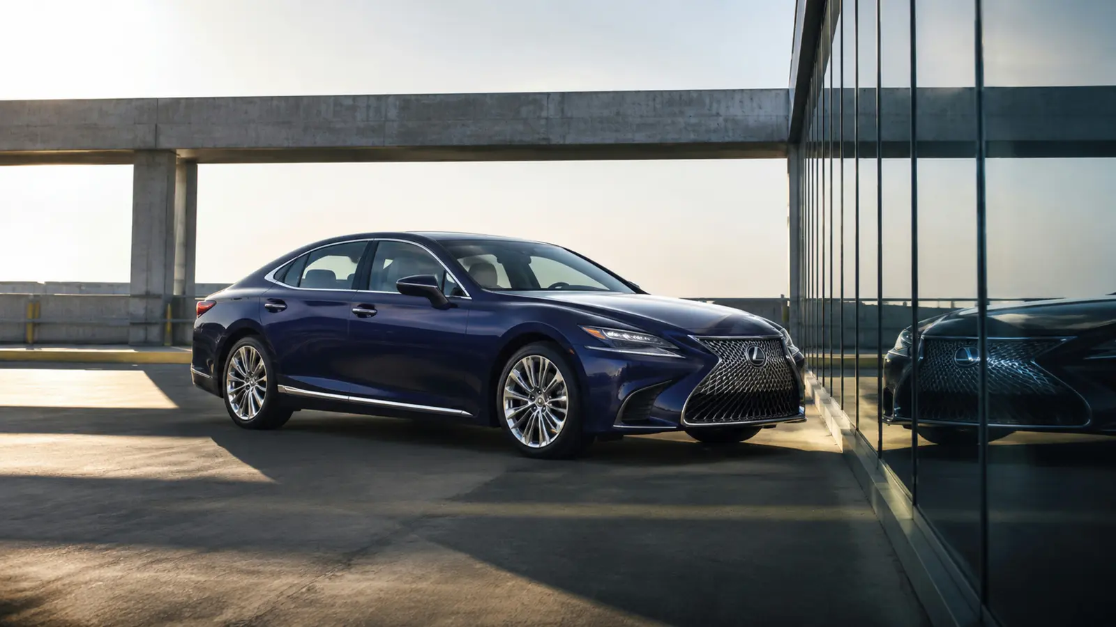 АВТО 1003294 тёмно-синий Lexus LS 500 крупно отражение в стеклянном фасаде