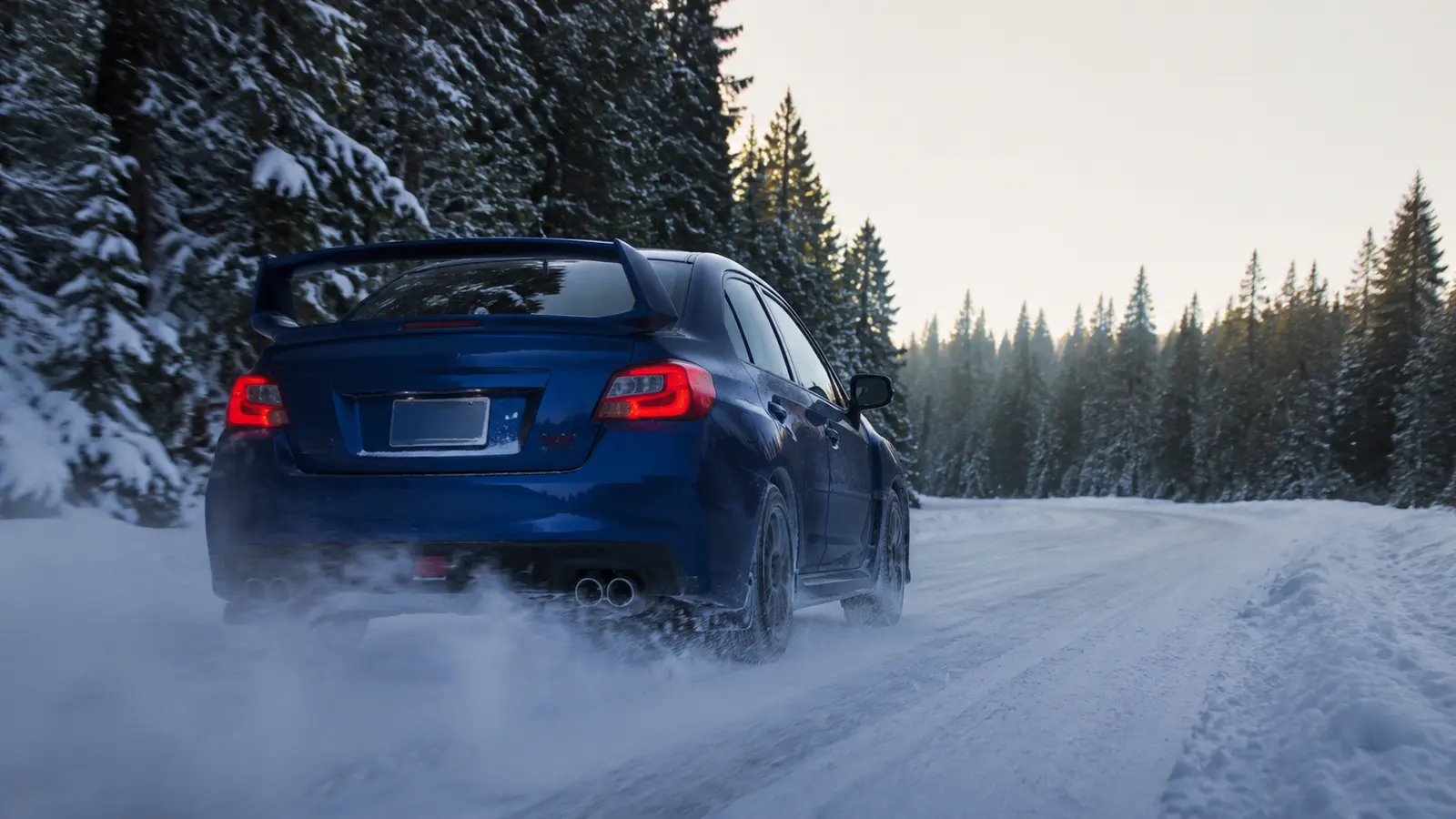 АВТО 1000676 синий Subaru WRX STI сзади на заснеженной лесной дороге