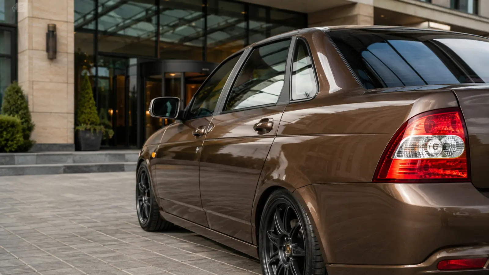АВТО 1003346 бронзовый Lada Priora original-body tasteful restomod крупно боковое зеркало и плечо кузова