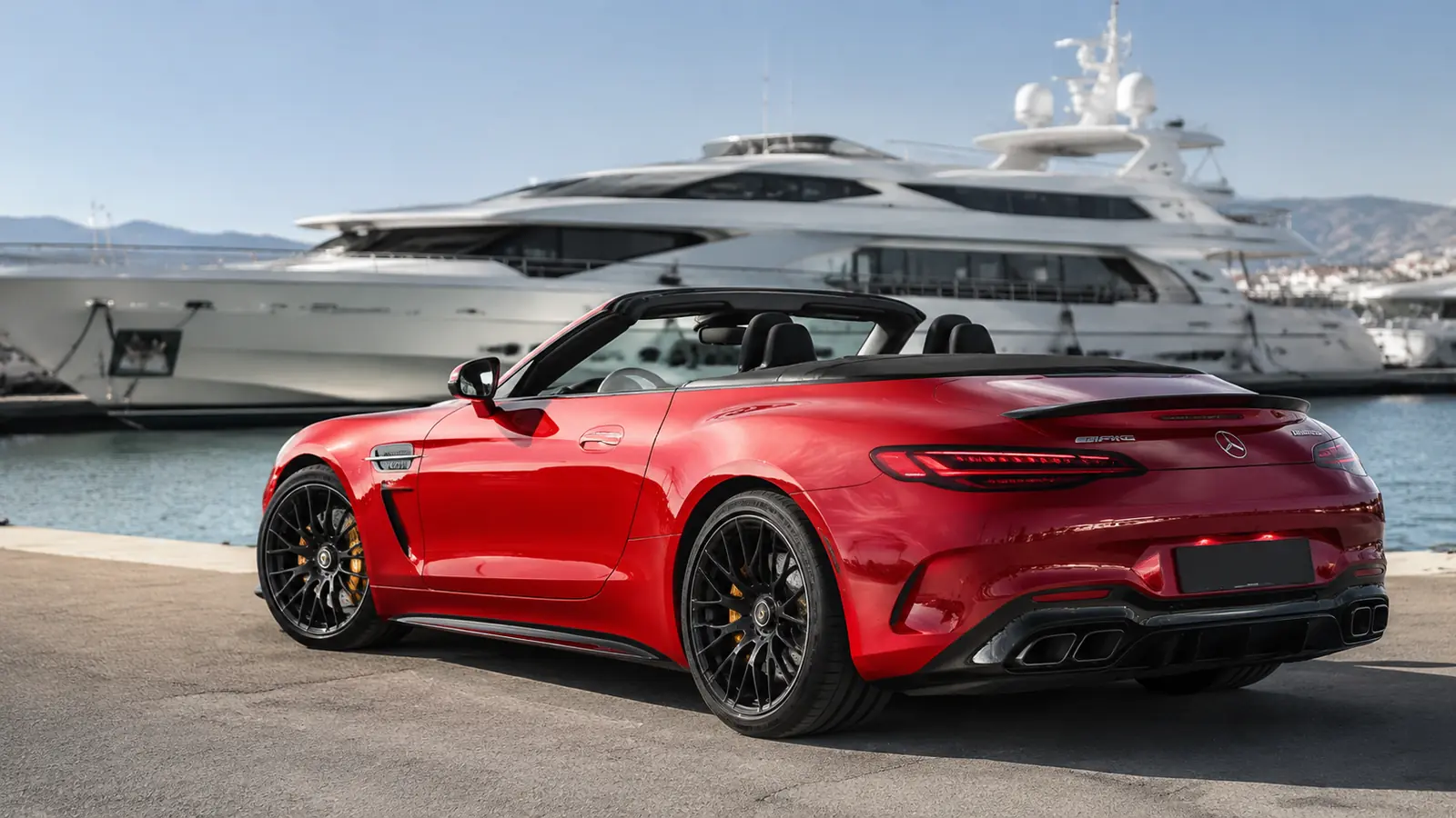 АВТО 1002369 красный Mercedes-AMG SL 63 у яхтенной марины