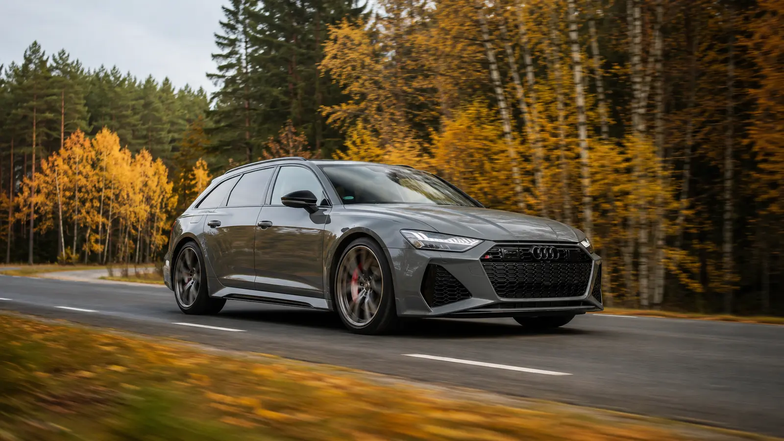АВТО 1000225 серый Audi RS 6 Avant на осенней дороге