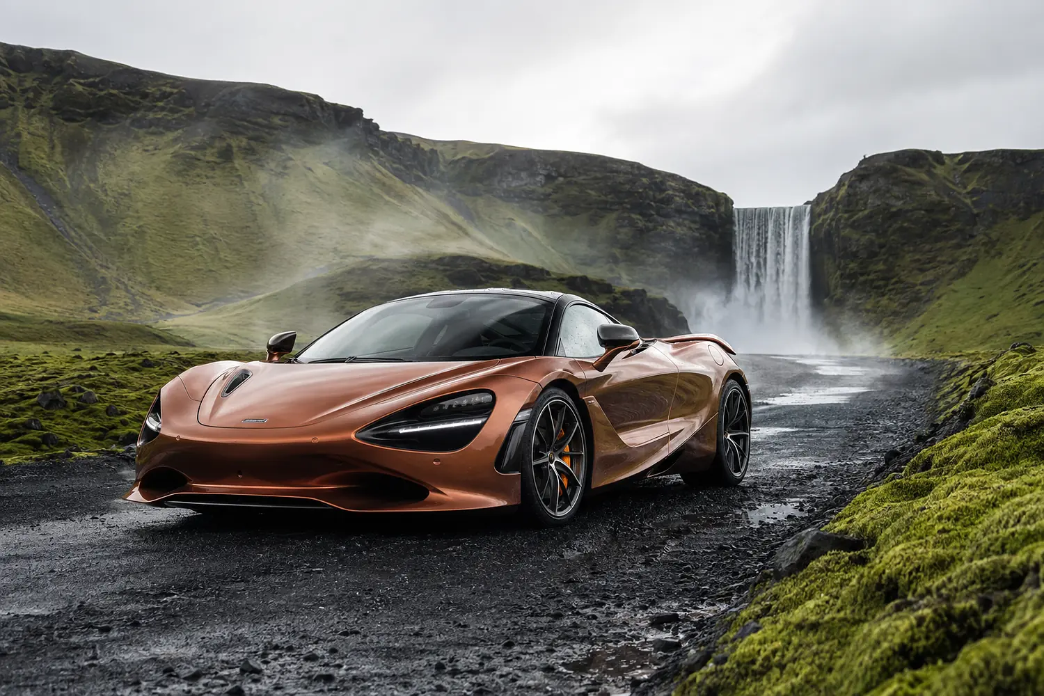 АВТО 1003575 медный McLaren 750S у исландского водопада