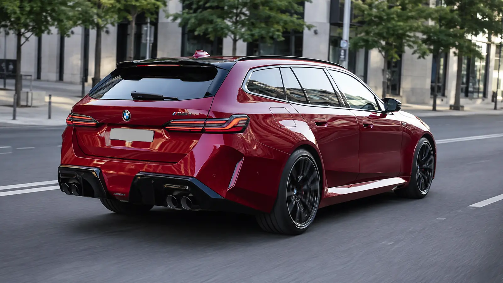 АВТО 1002643 красный BMW M5 Touring крупно на широком городском проспекте