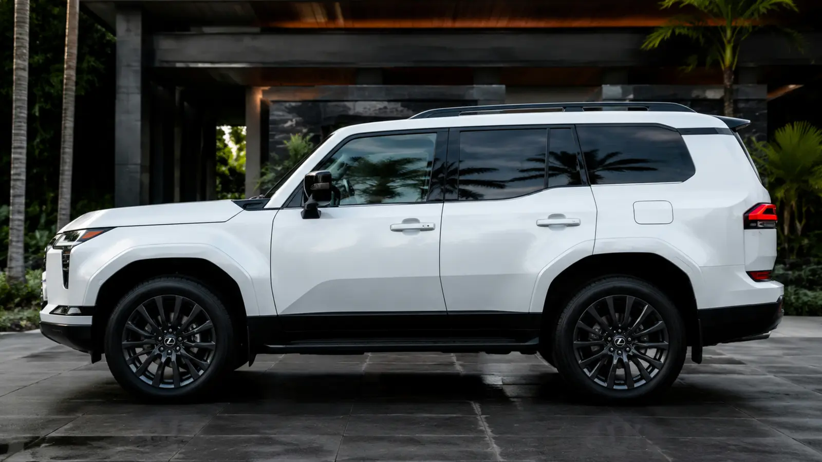 АВТО 1003003 белый Lexus GX 550 крупно цельный боковой профиль у премиального отеля