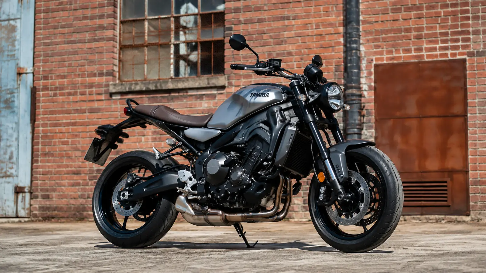 АВТО 1000489 серый Yamaha XSR900 у старой мастерской