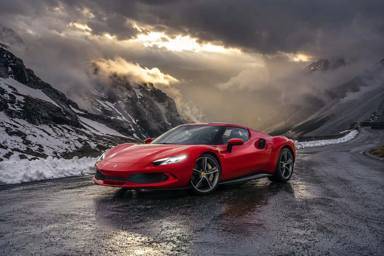 АВТО 1003522 красный Ferrari 296 GTB на альпийском перевале