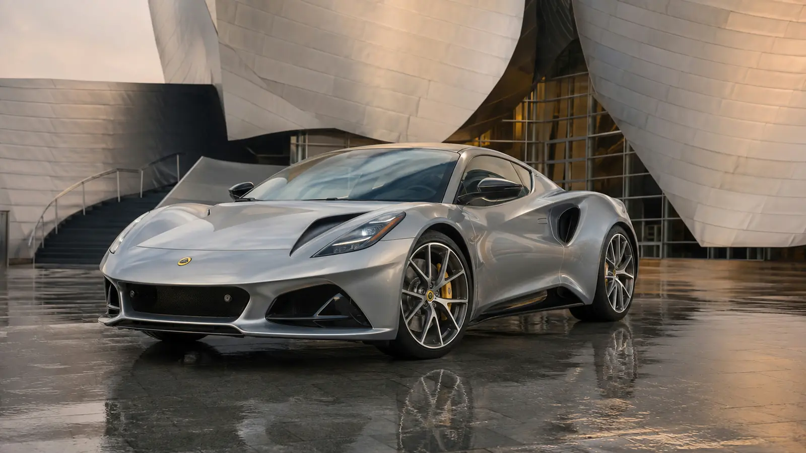 АВТО 1002611 серебристый Lotus Emira после дождя у концертного центра