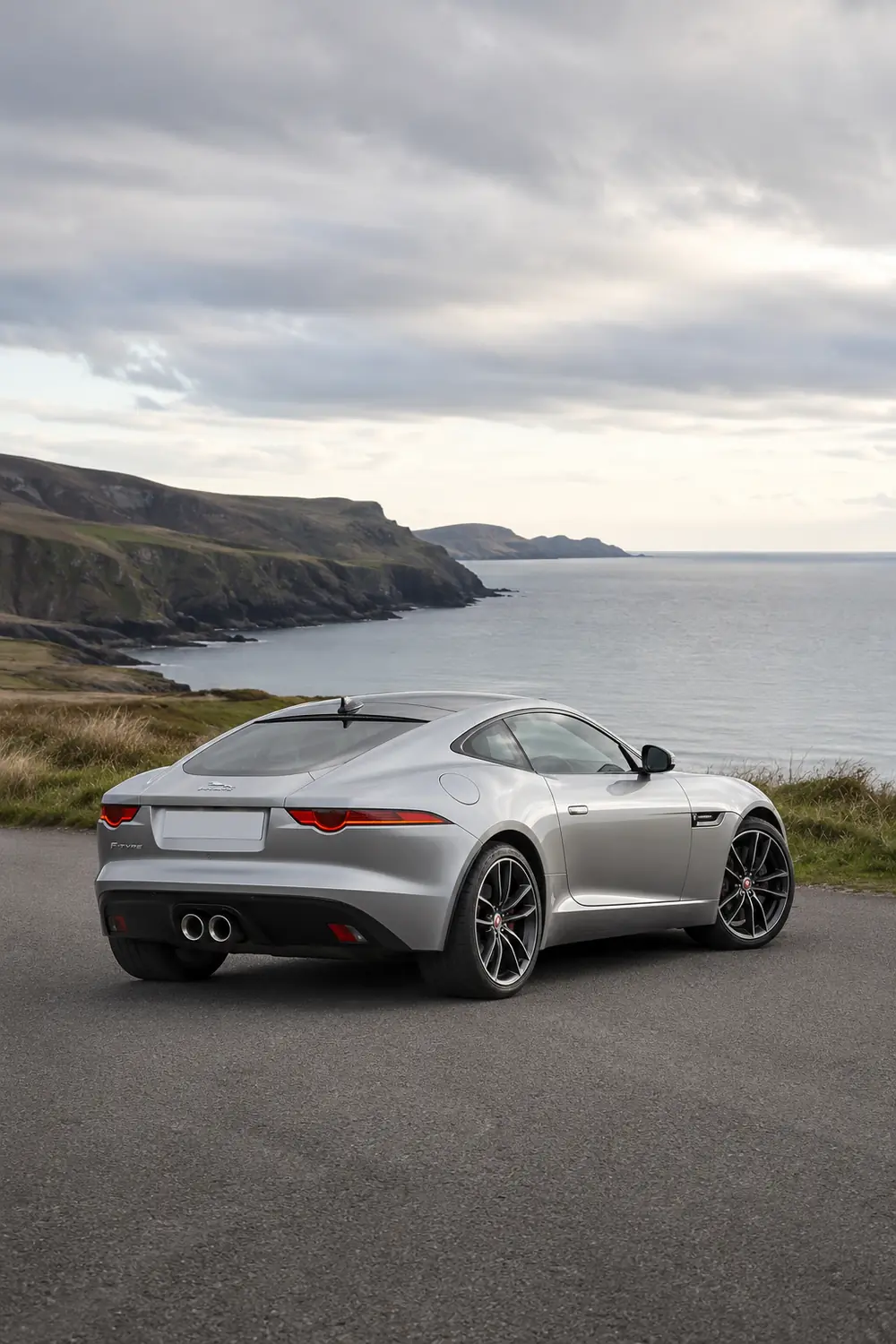 АВТО 1003746 серебристый Jaguar F Type на приморском мысе