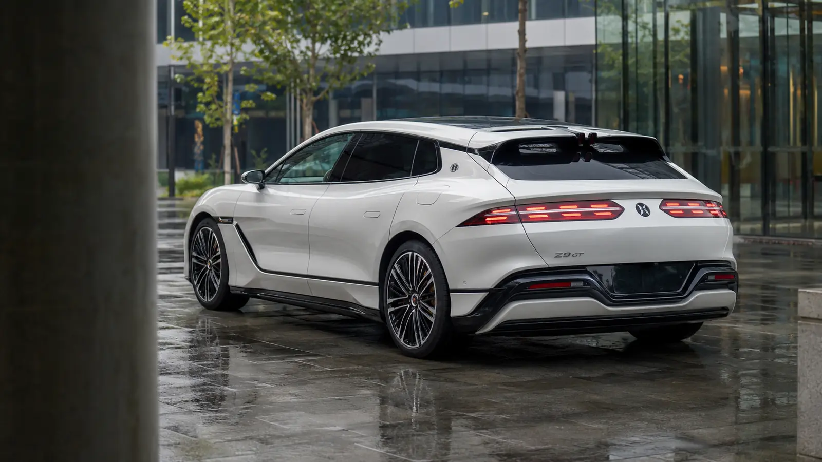 АВТО 1002680 белый Denza Z9 GT крупно в деловом квартале после дождя