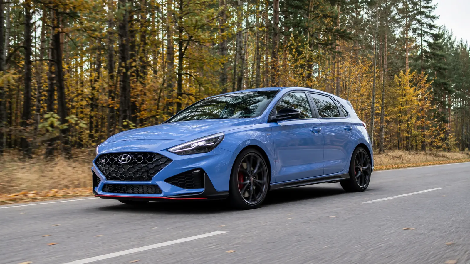 АВТО 1000252 голубой Hyundai i30 N на осенней дороге