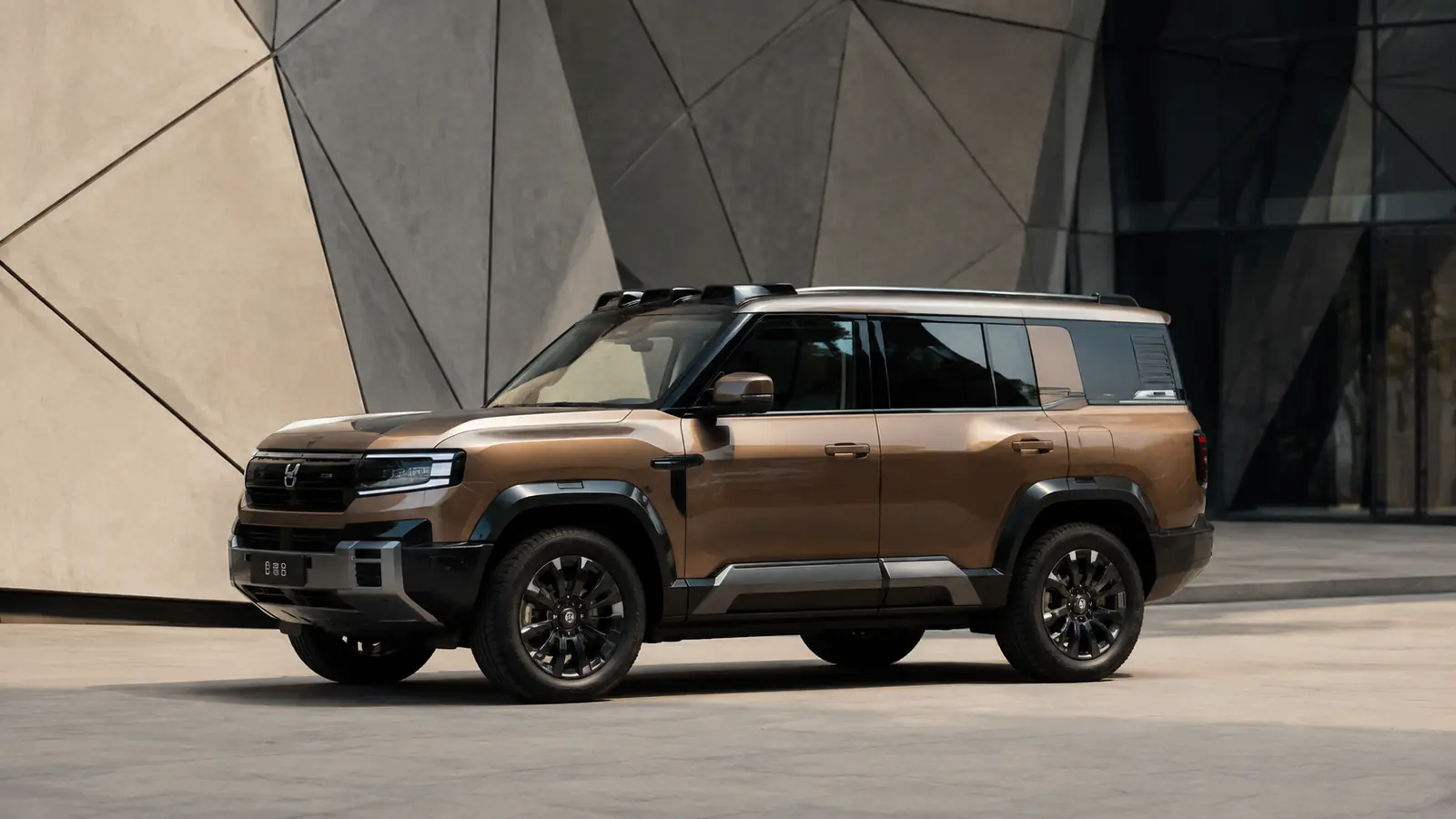 АВТО 1002700 бронзовый Fang Cheng Bao Bao 8 крупно у геометричного фасада