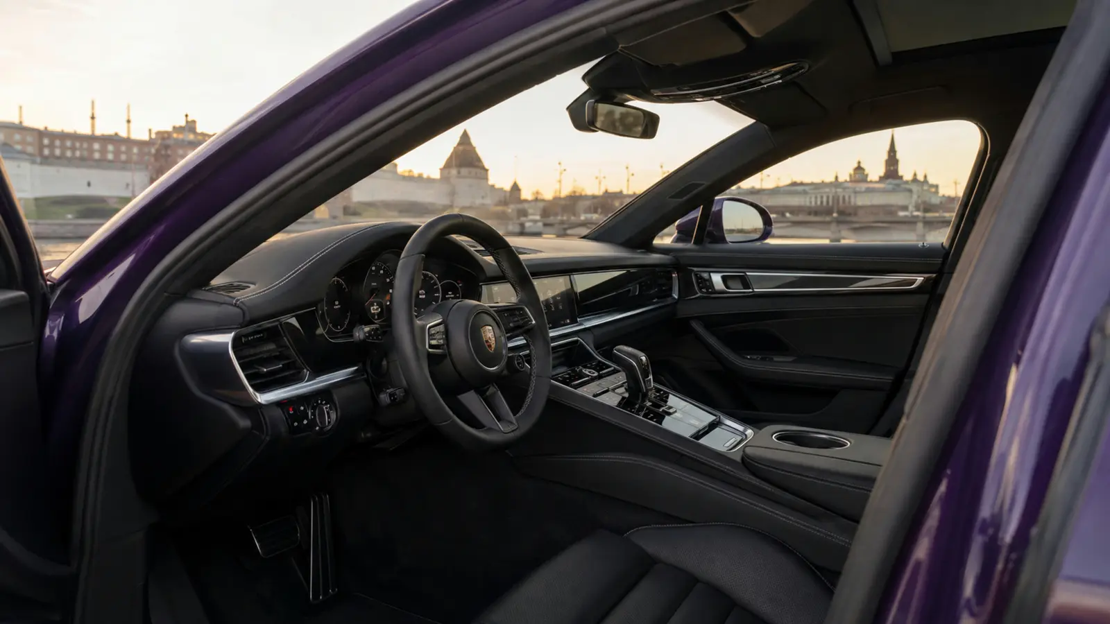 АВТО 1003257 фиолетовый Porsche Panamera Turbo E-Hybrid крупно пустой кокпит