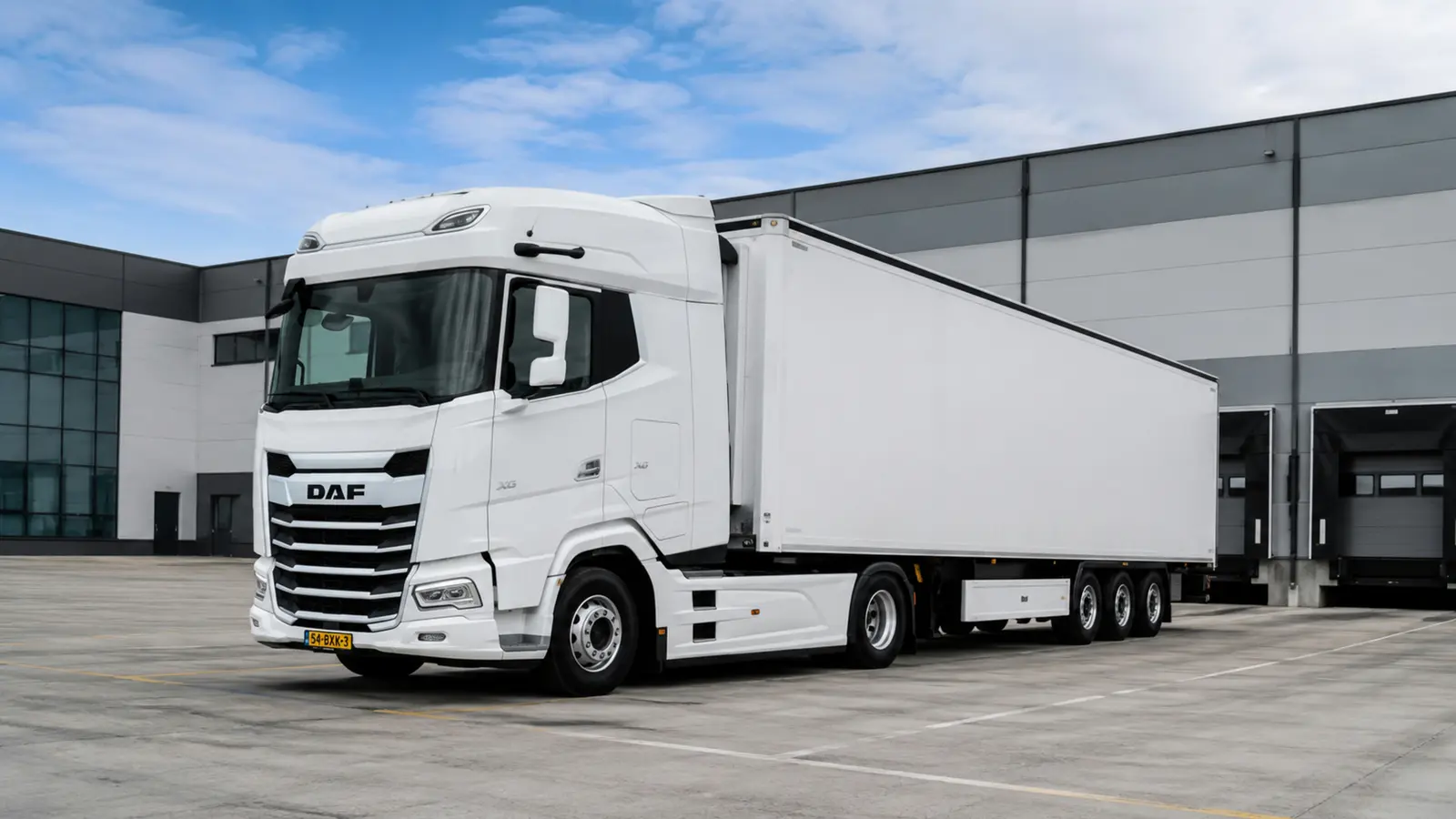 АВТО 1003030 белый DAF XG Plus целиком крупно на европейской логистической площадке