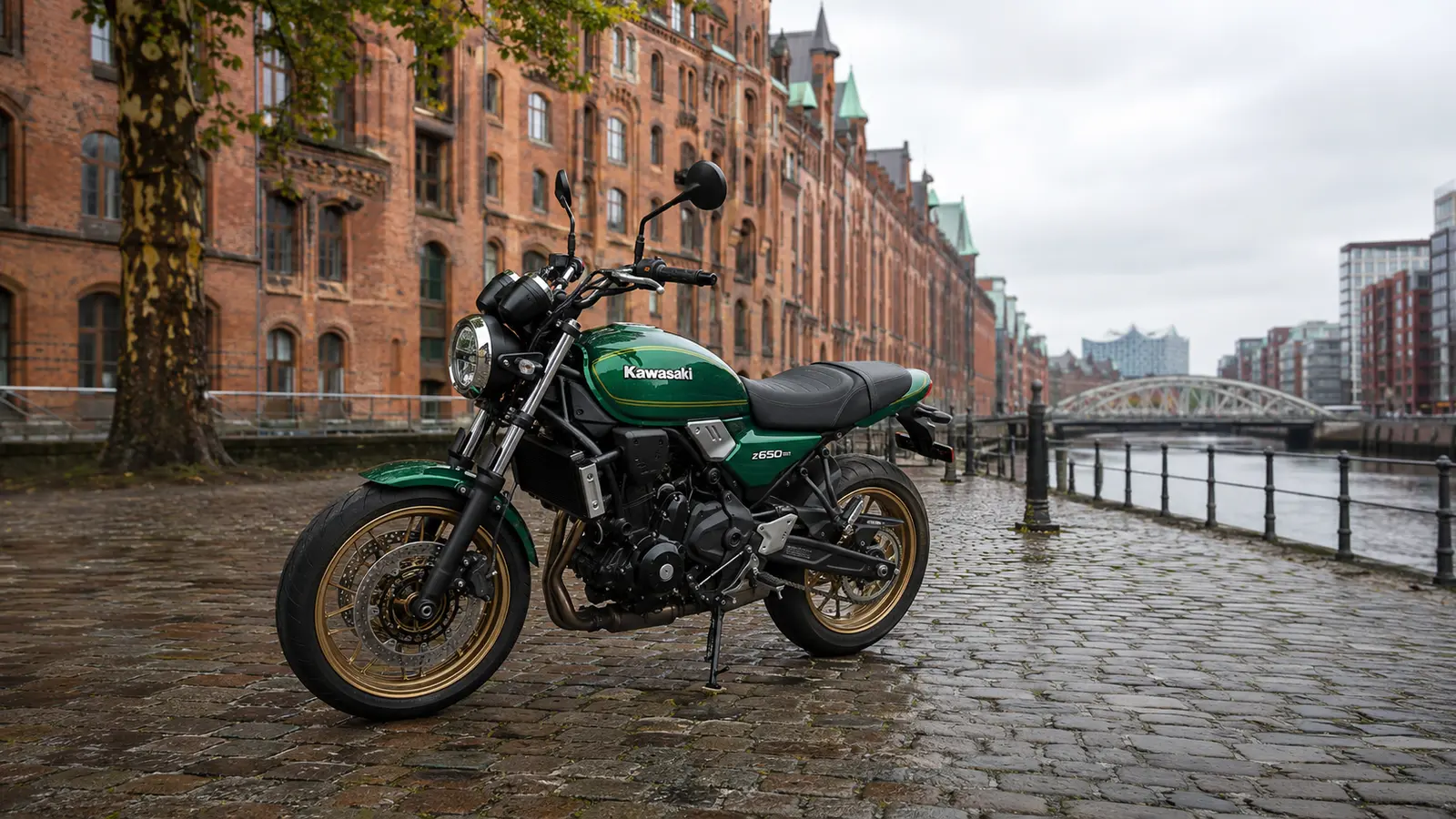 АВТО 1001540 Зелёный Kawasaki Z650RS у канала