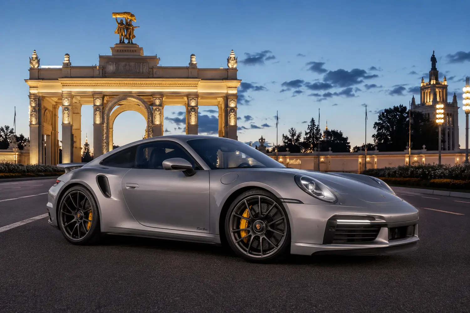 АВТО 1003714 серебристый Porsche 911 Turbo S у ВДНХ в Москве