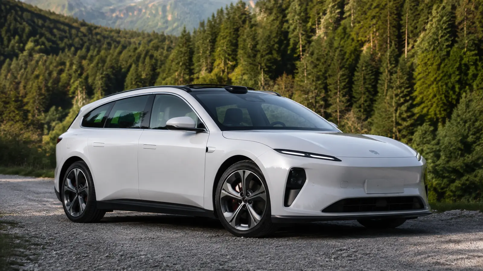 АВТО 1002272 белый NIO ET5 Touring крупно в лесной долине