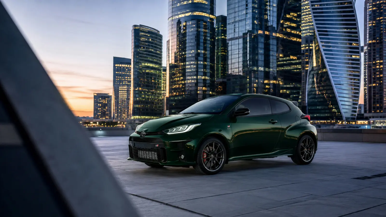 АВТО 1003298 изумрудный Toyota GR Yaris крупно через мягкий передний план