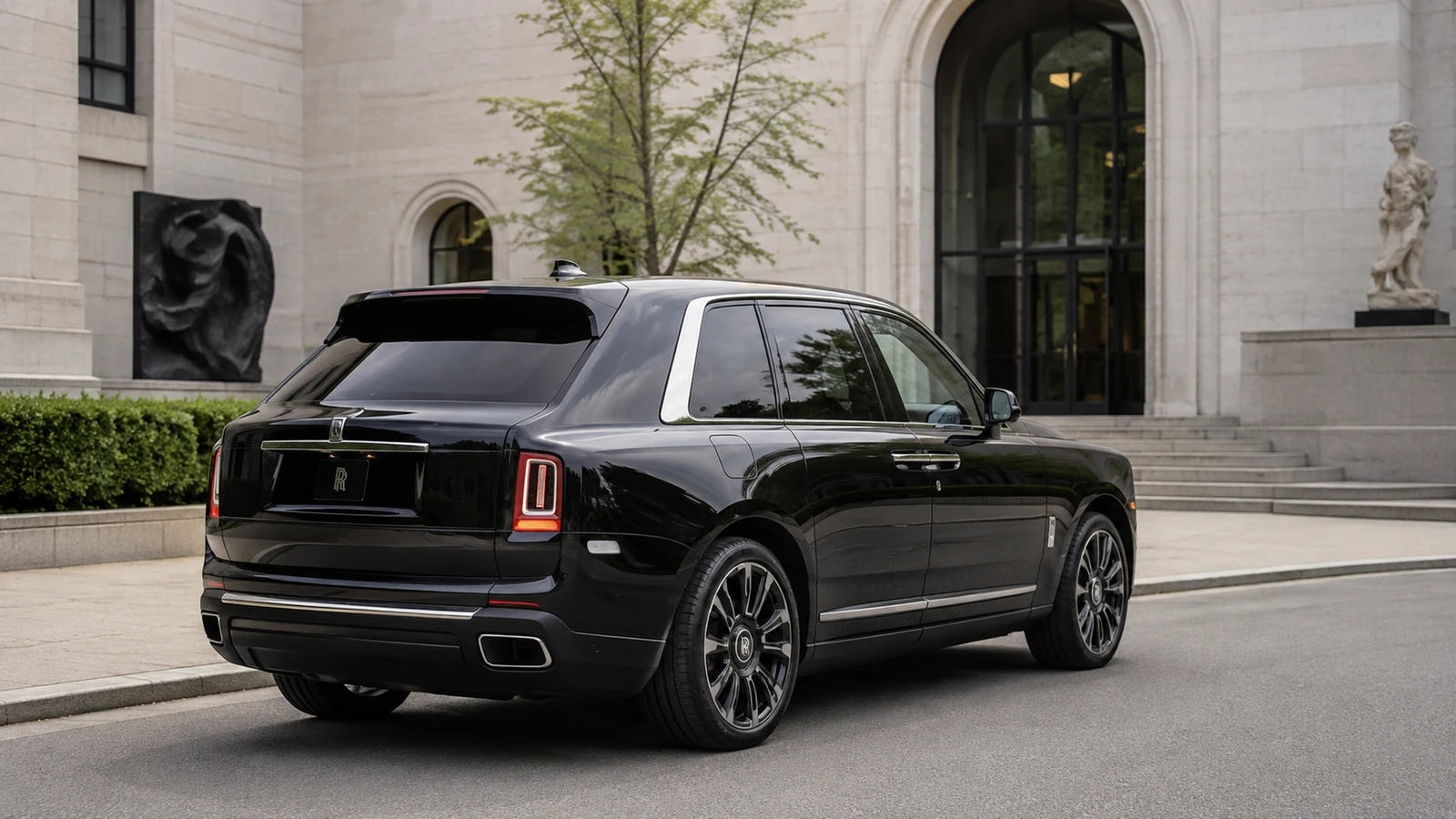 АВТО 1001293 чёрный Rolls-Royce Cullinan у частного музея