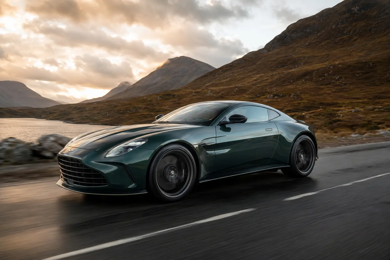 АВТО 1003774 зелёный Aston Martin Vantage в шотландской долине