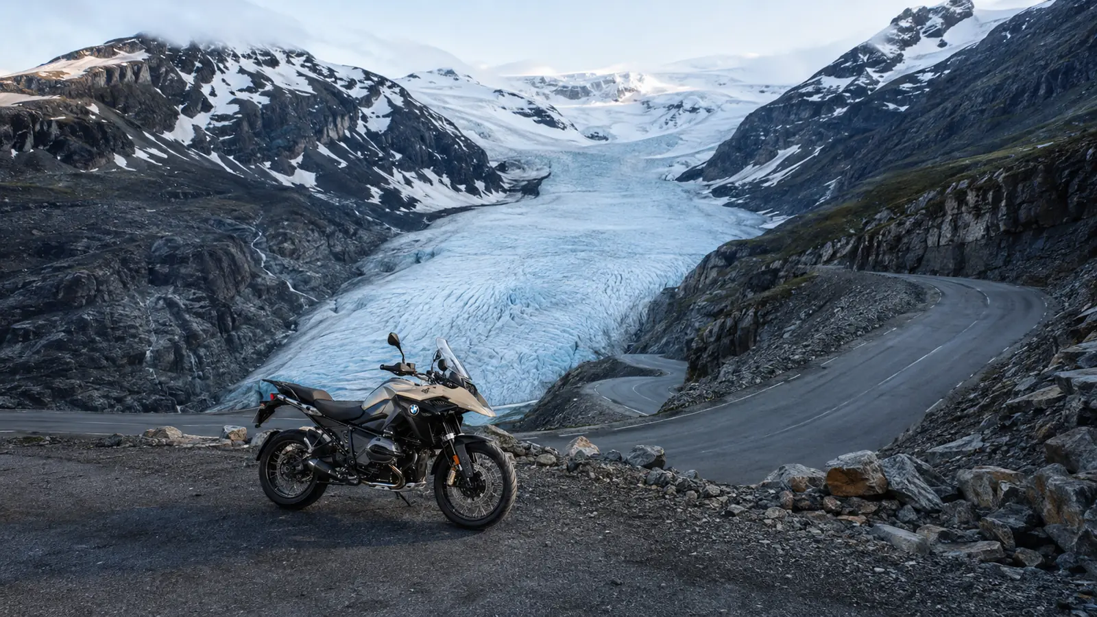 АВТО 1001989 песочный BMW R 1300 GS у ледника