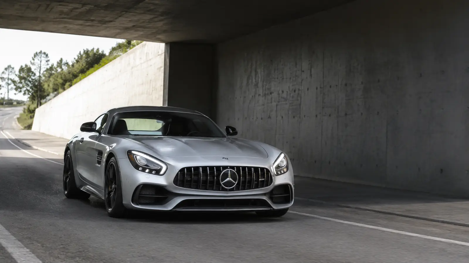 АВТО 1001747 серебристый Mercedes-AMG GT у тоннеля