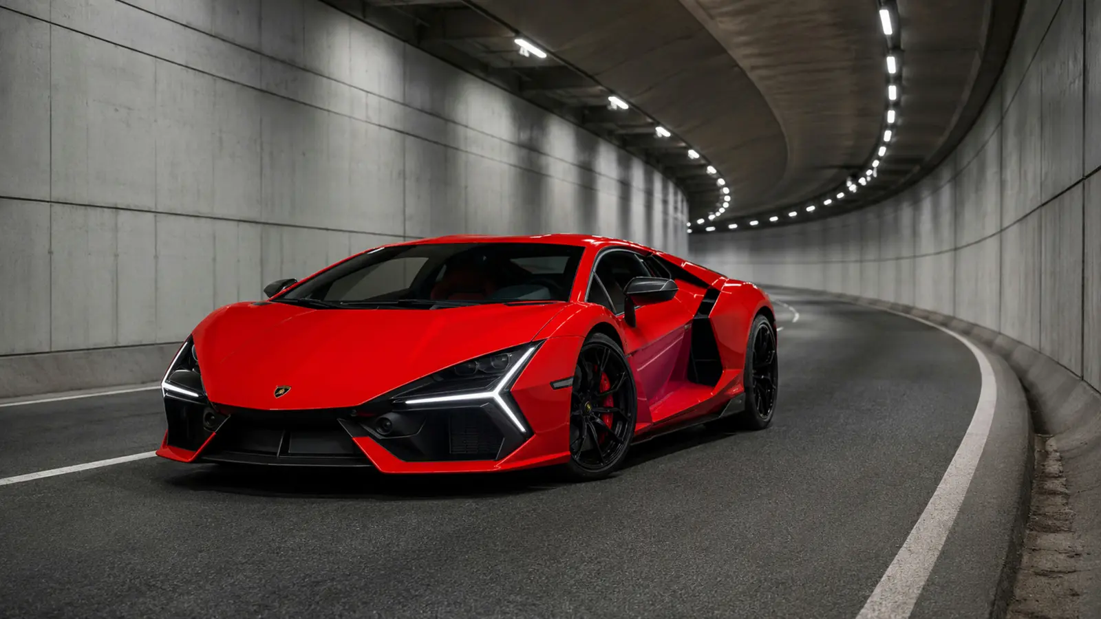 АВТО 1003267 ярко-красный Lamborghini Revuelto целиком на изгибе пустой дороги
