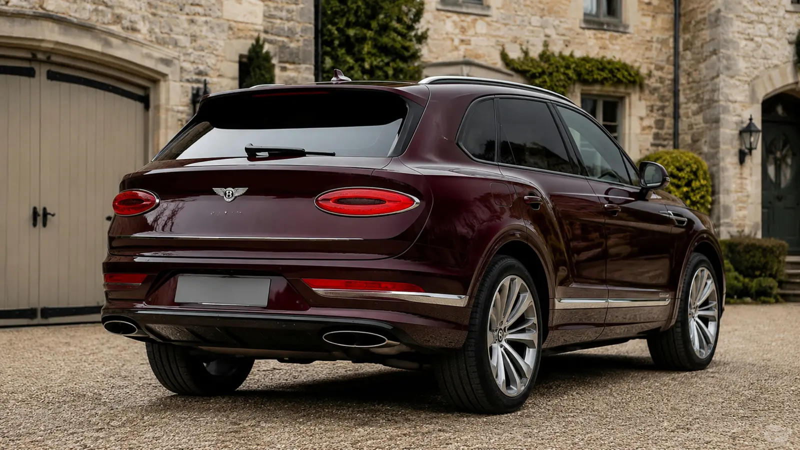 АВТО 1002876 бордовый Bentley Bentayga крупно у каменной загородной резиденции