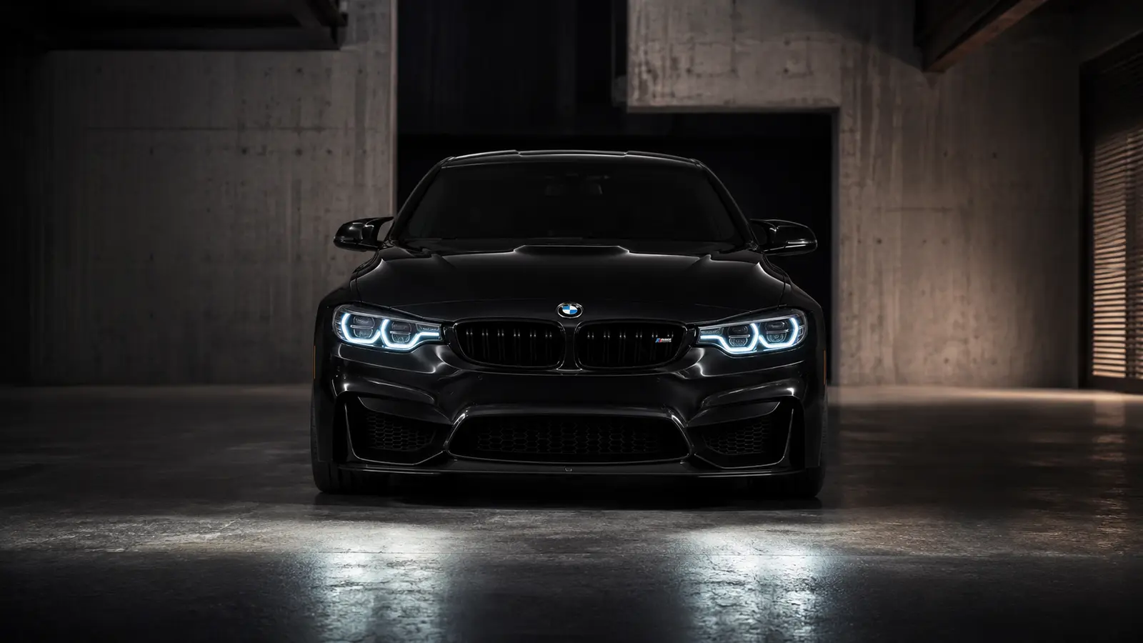 АВТО 1001820 чёрный BMW M3 в тёмном гараже