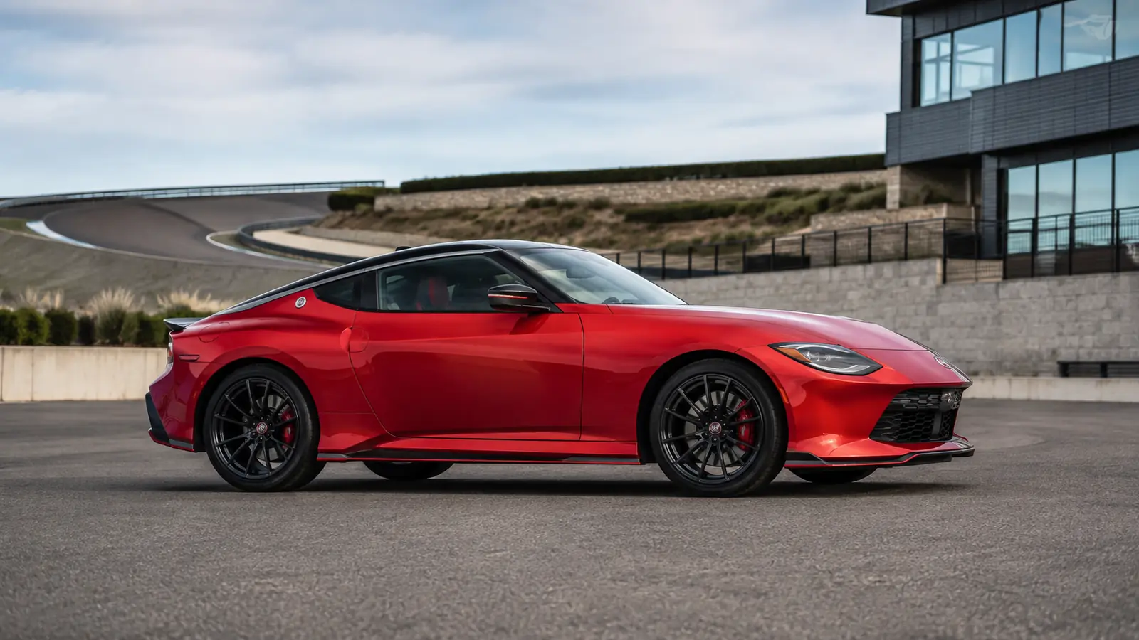 АВТО 1002459 красный Nissan Z Nismo у современного автодрома