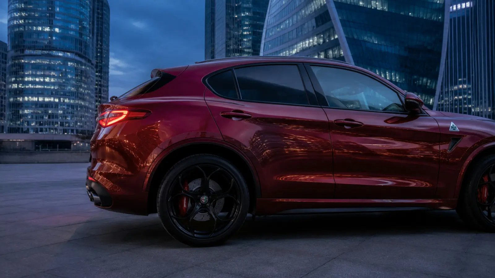АВТО 1003155 бордовый Alfa Romeo Stelvio Quadrifoglio крупно премиальный кадр
