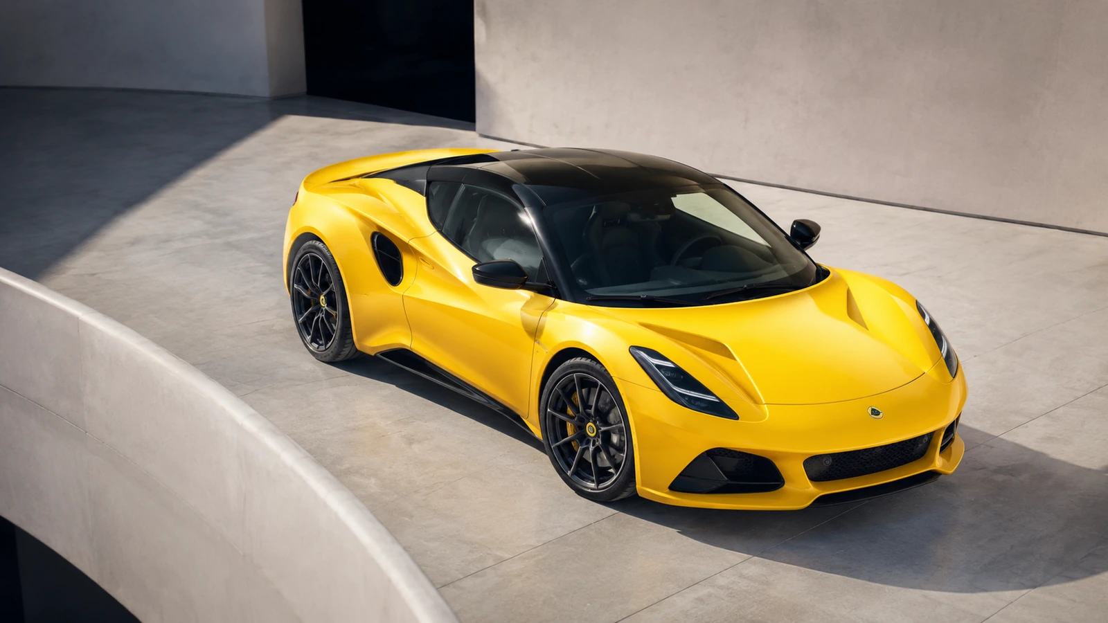 АВТО 1000728 жёлтый Lotus Emira в белом архитектурном дворе